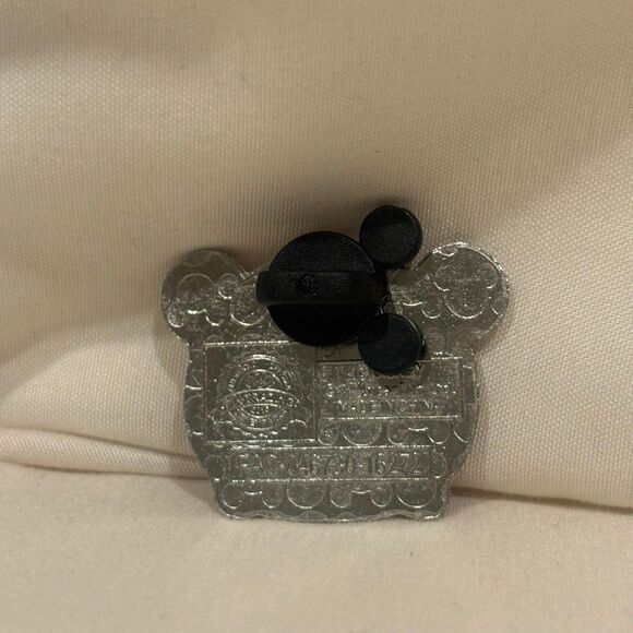 Disney Star Wars Tsum Tsum Wicket Ewok Collectible Trading Pin EUC - Picture 3 of 3